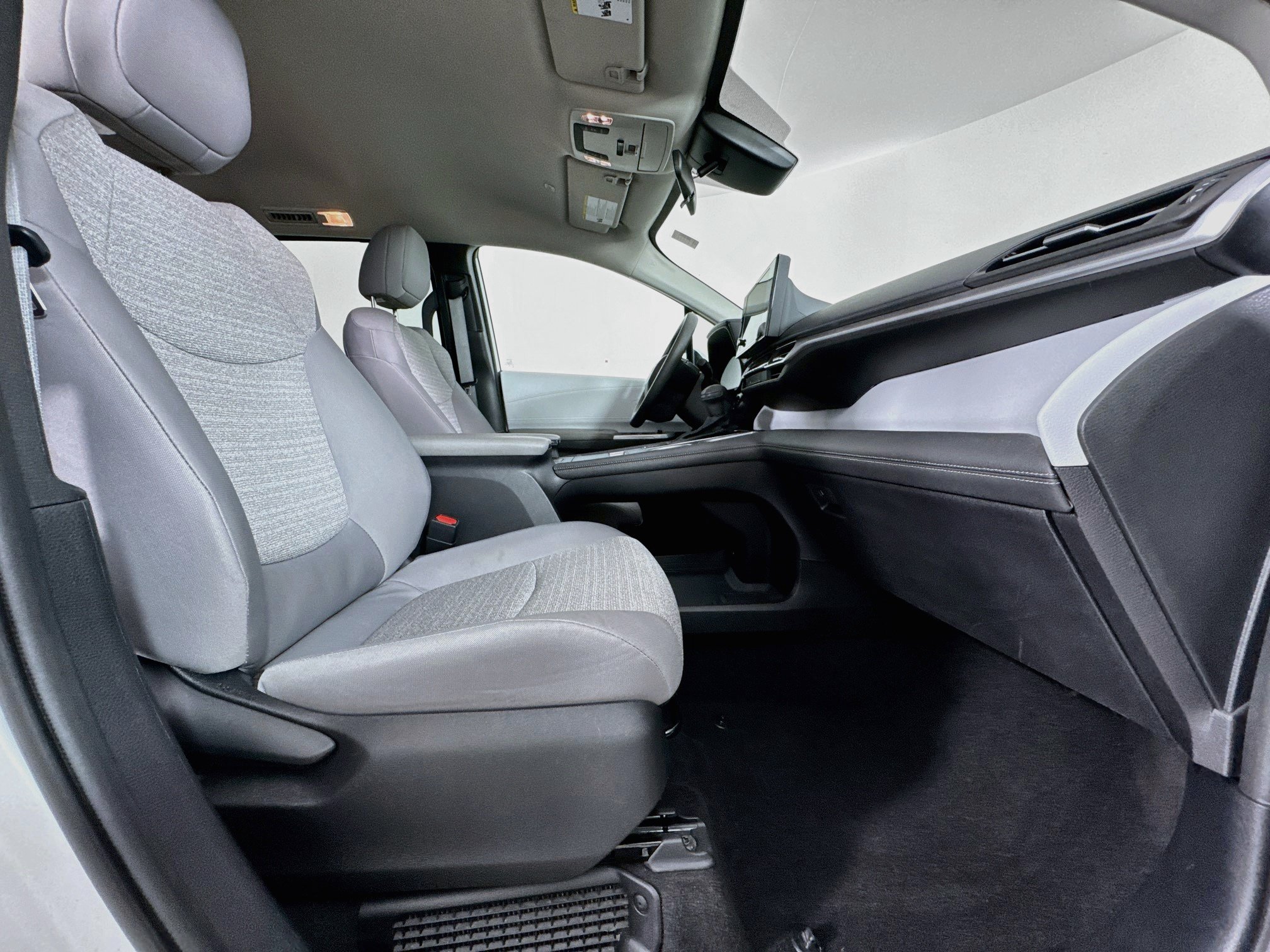 Certified 2025 Toyota Sienna LE FWD image 28
