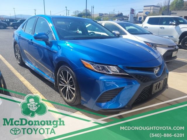Used 2020 Toyota Camry SE w/ Sunroof Package image 3