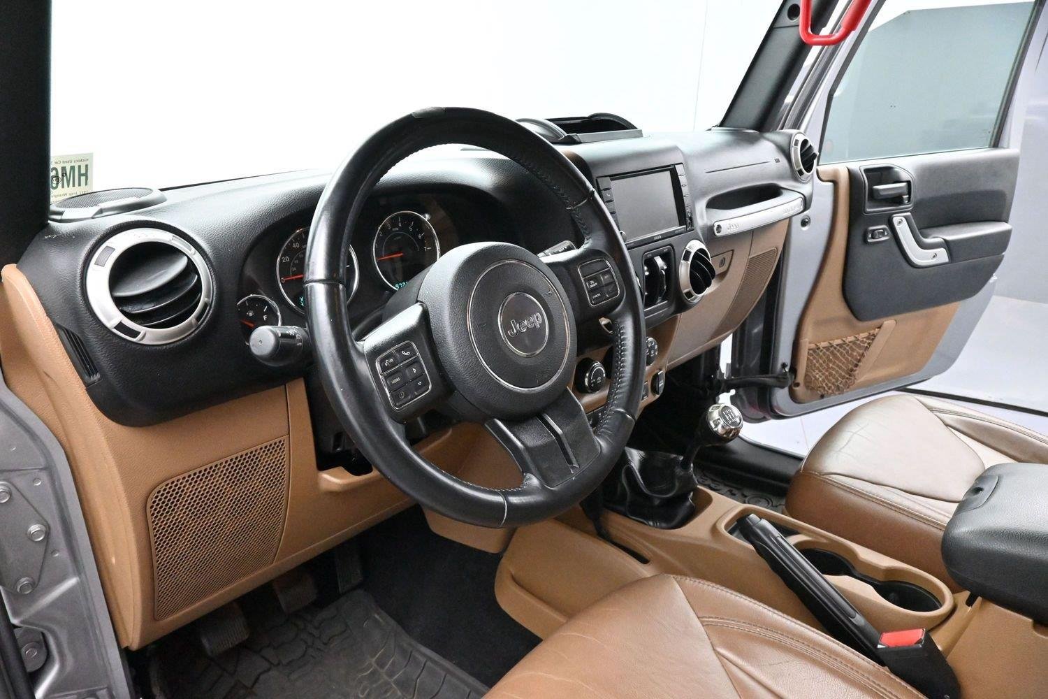 Used 2017 Jeep Wrangler Unlimited Sahara w/ Dual Top Group AWD/4WD image 16