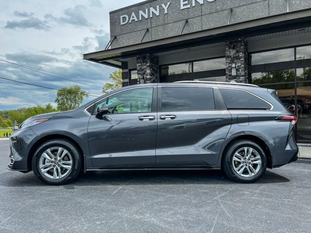 Used 2025 Toyota Sienna Limited image 2