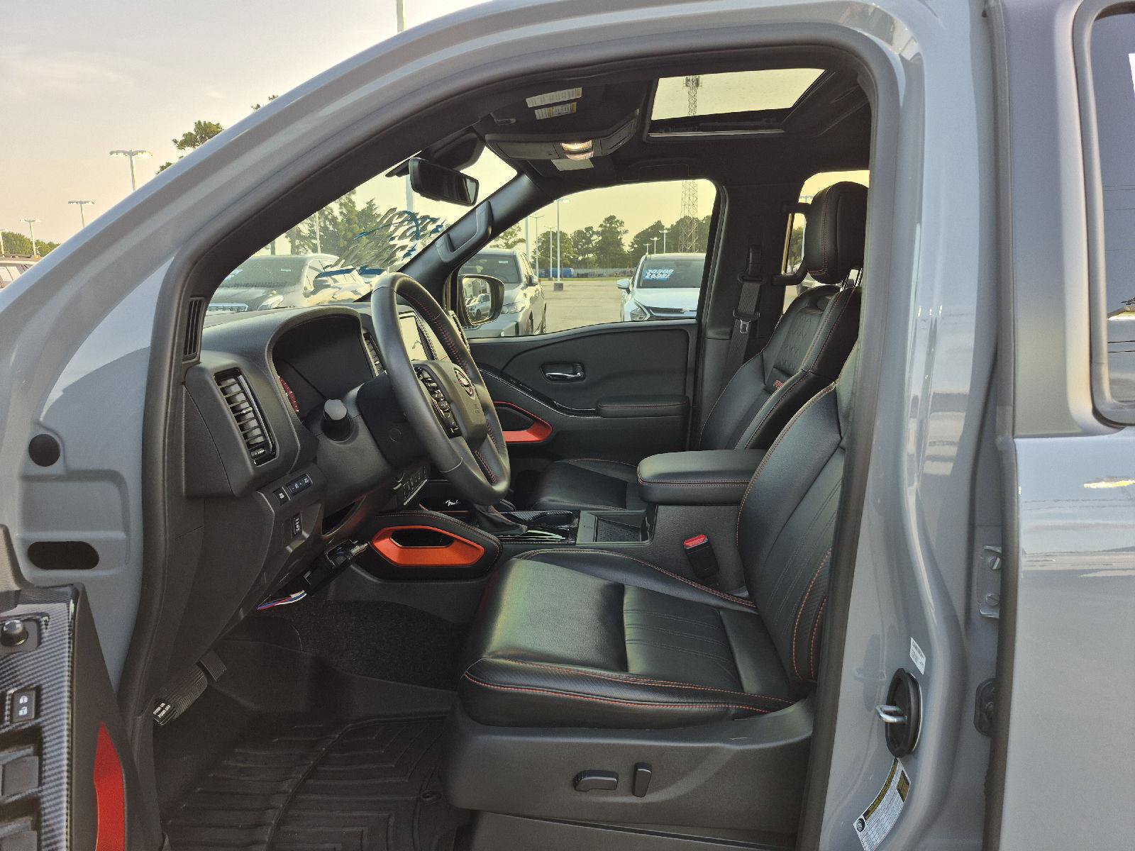 Used 2024 Nissan Frontier Pro-X w/ Pro Premium Package RWD image 2
