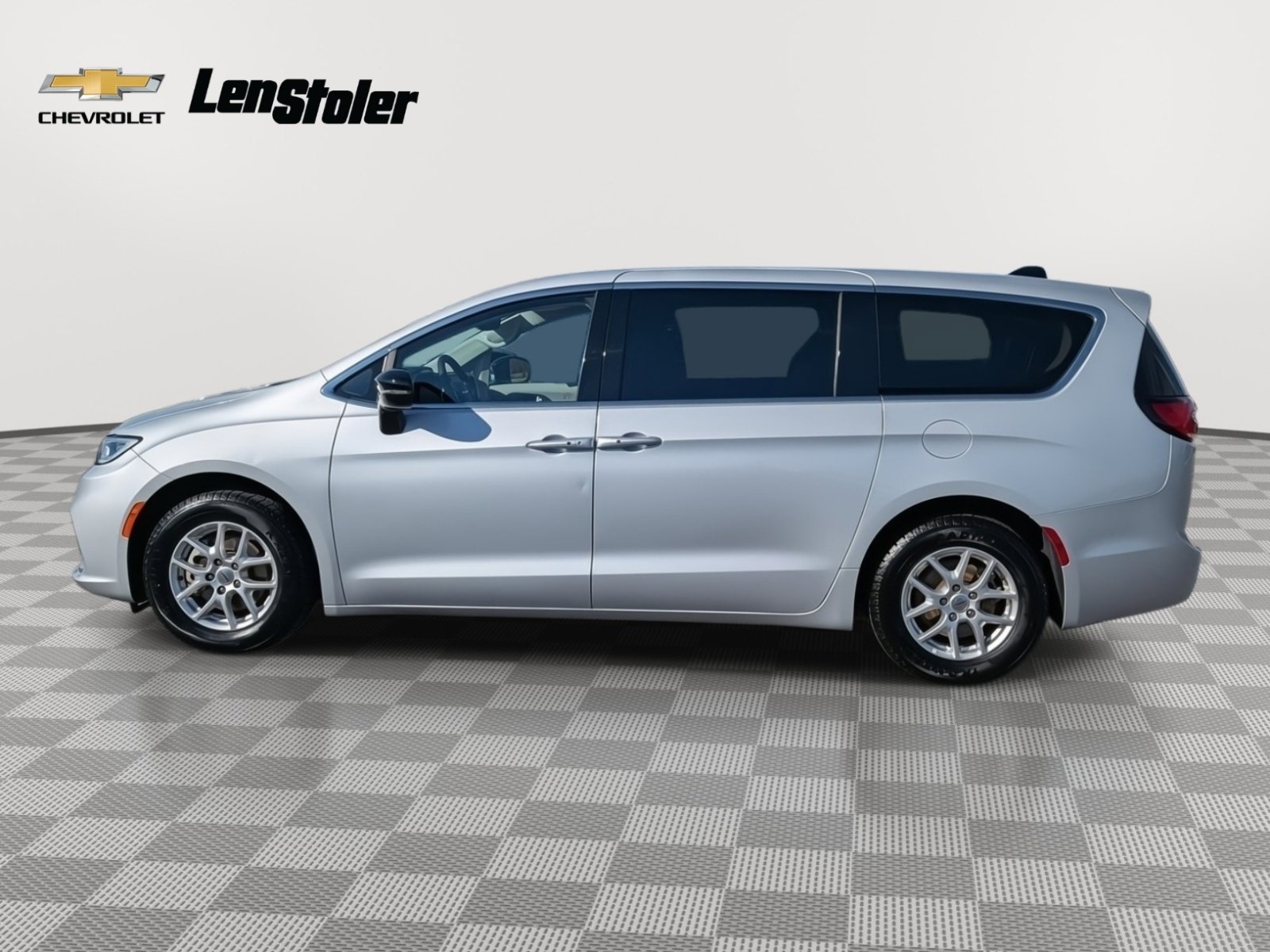 Used 2024 Chrysler Pacifica Touring-L image 2