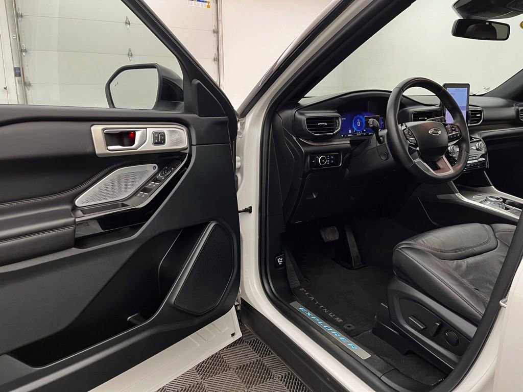 Used 2023 Ford Explorer Platinum w/ Technology Package image 17