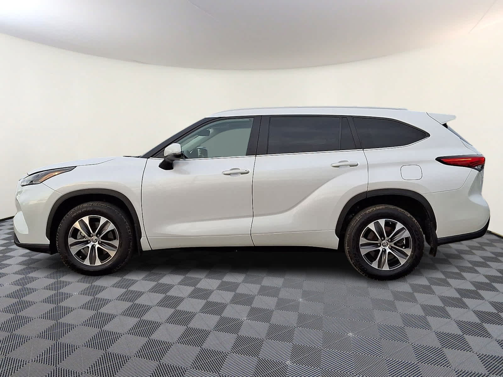 Used 2023 Toyota Highlander XLE AWD/4WD image 8