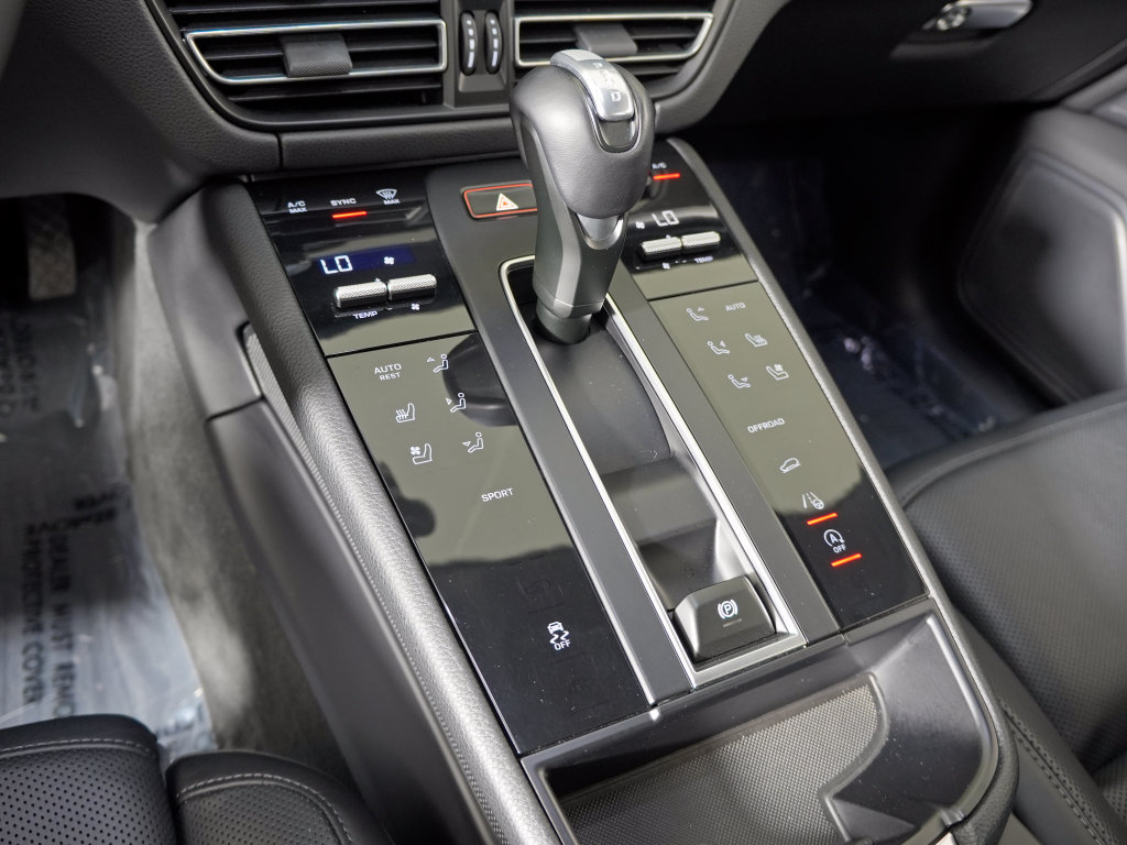 Certified 2023 Porsche Macan Turbo AWD/4WD image 32