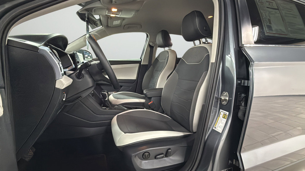 Certified 2025 Volkswagen Taos SE image 16