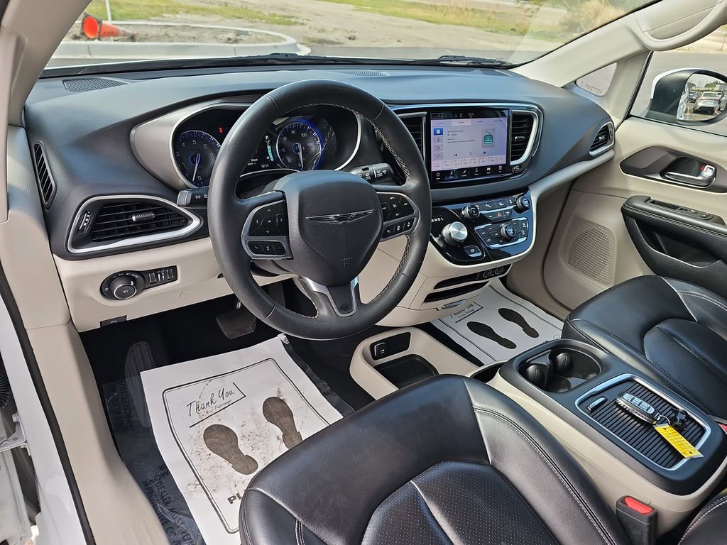 Used 2023 Chrysler Pacifica Touring-L image 21