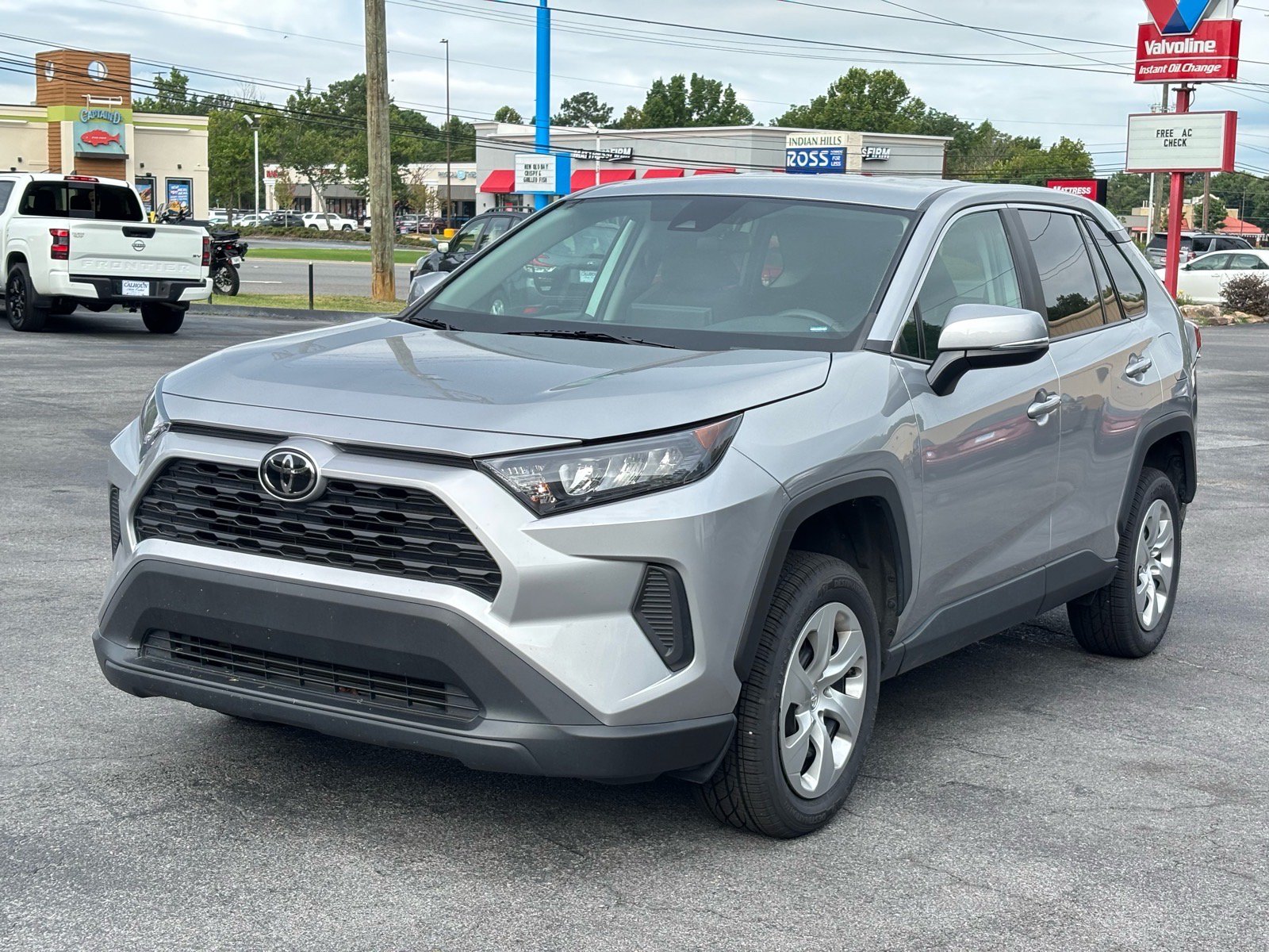 Used 2022 Toyota RAV4 LE FWD image 2