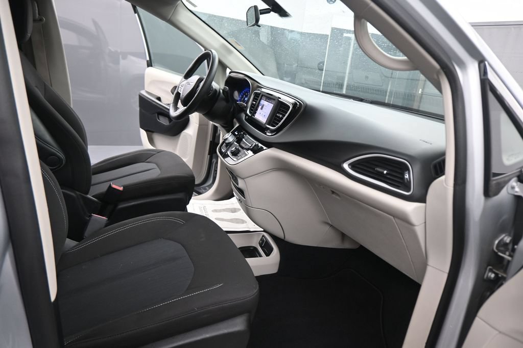 Used 2022 Chrysler Voyager LX FWD image 46