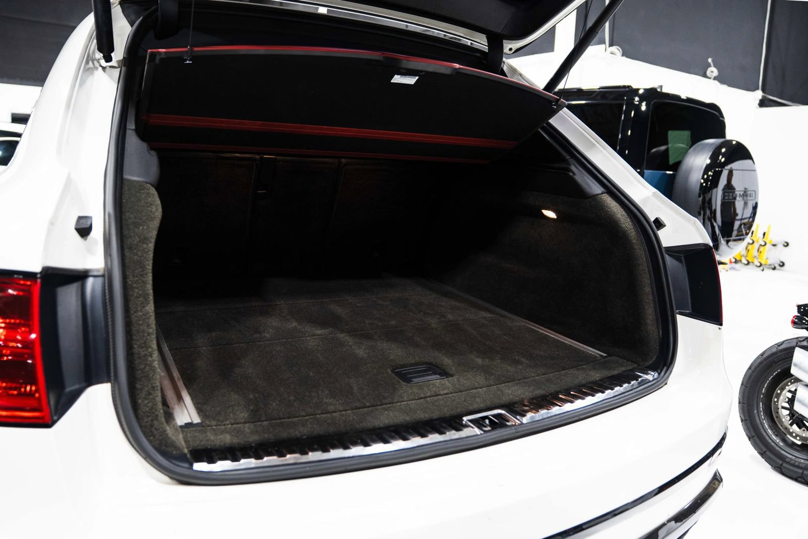 Used 2019 Bentley Bentayga AWD/4WD image 44