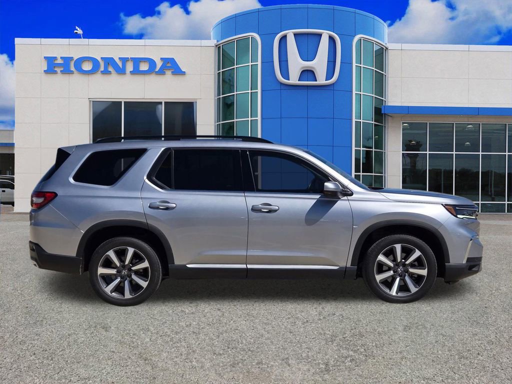 Used 2023 Honda Pilot Touring image 2