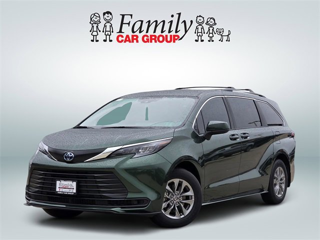 Used 2025 Toyota Sienna LE image 1
