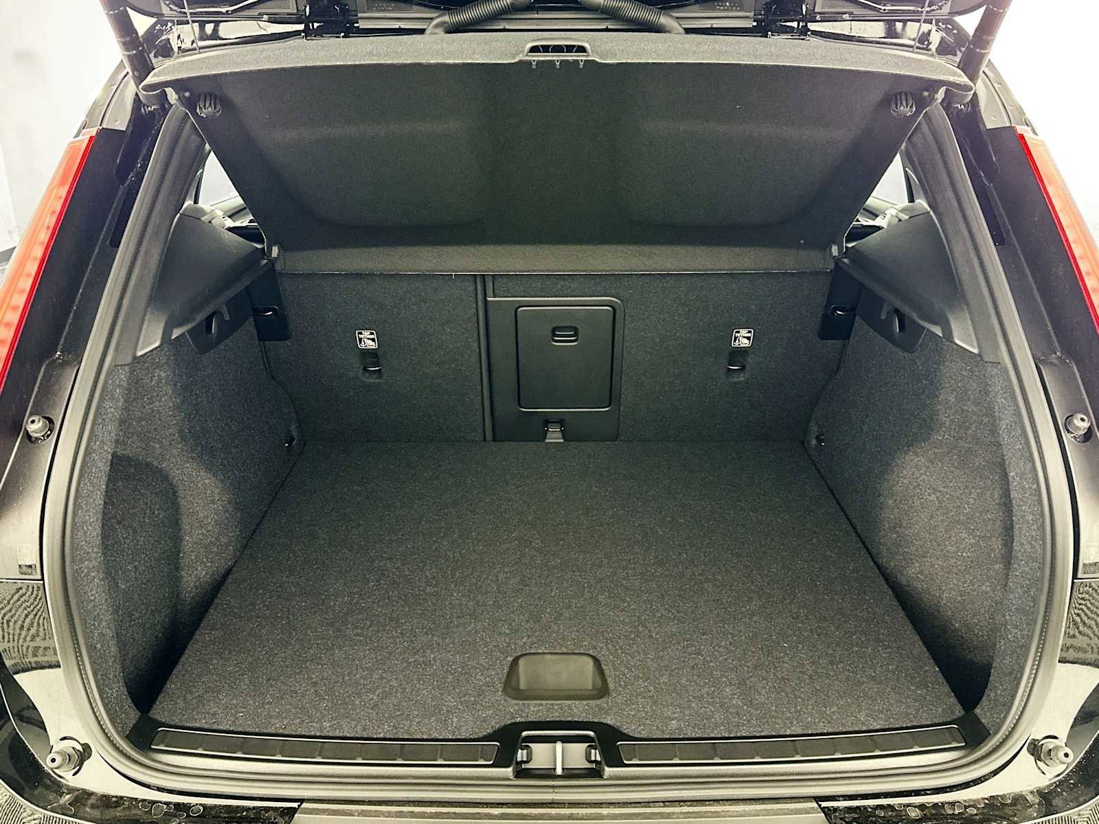 Used 2025 Volvo XC40 B5 Core w/ Climate Package image 25