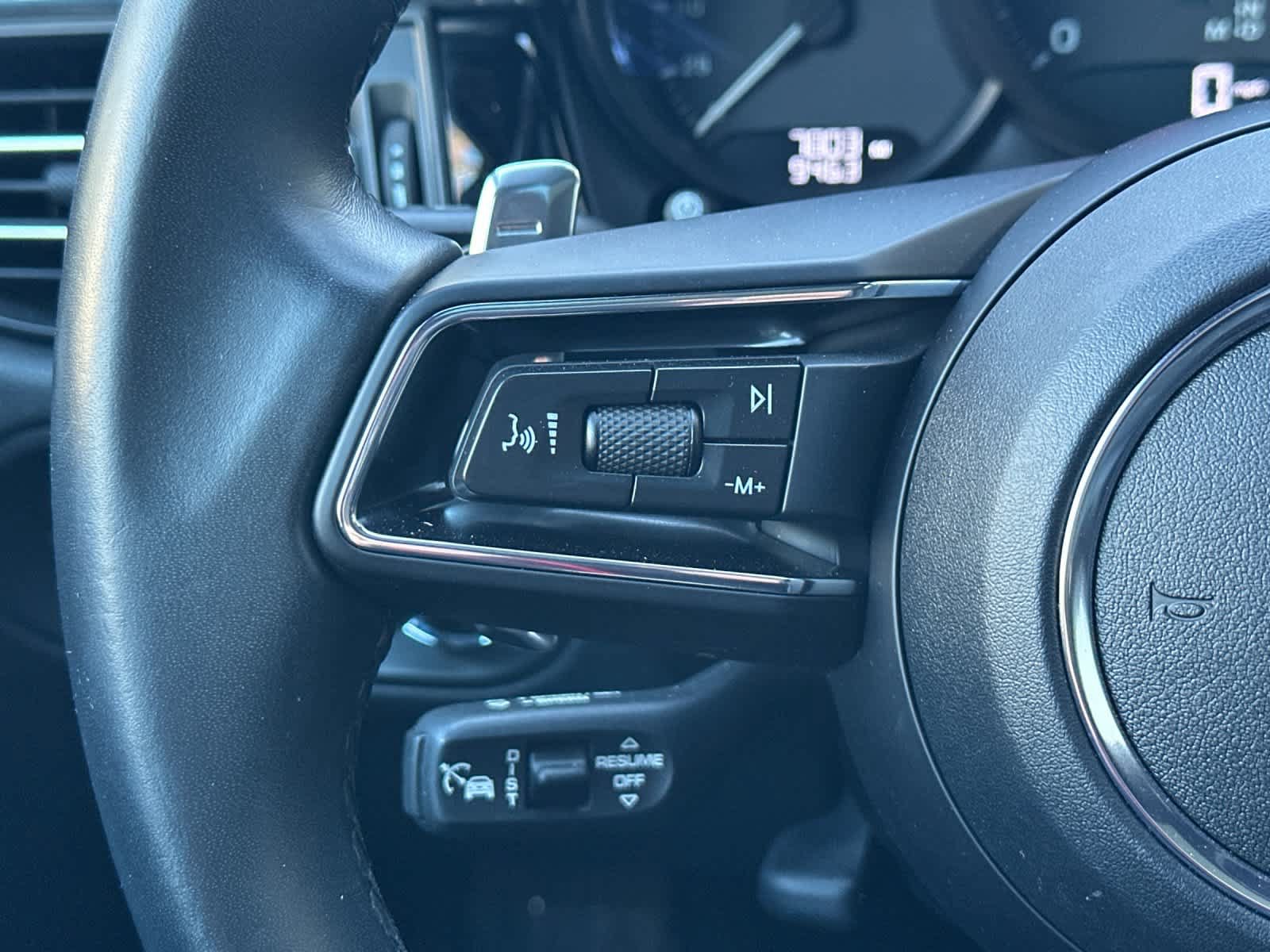 Certified 2025 Porsche Macan AWD/4WD image 26