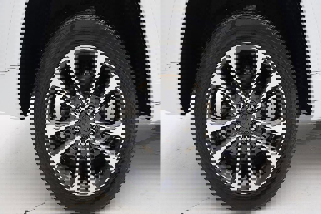 Used 2023 Jeep Grand Cherokee Overland AWD/4WD image 9