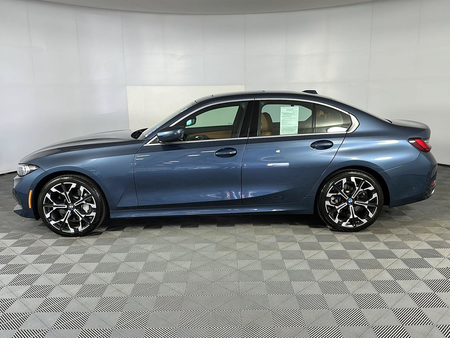 Used 2025 BMW 330i xDrive Sedan w/ Premium Package AWD/4WD image 6