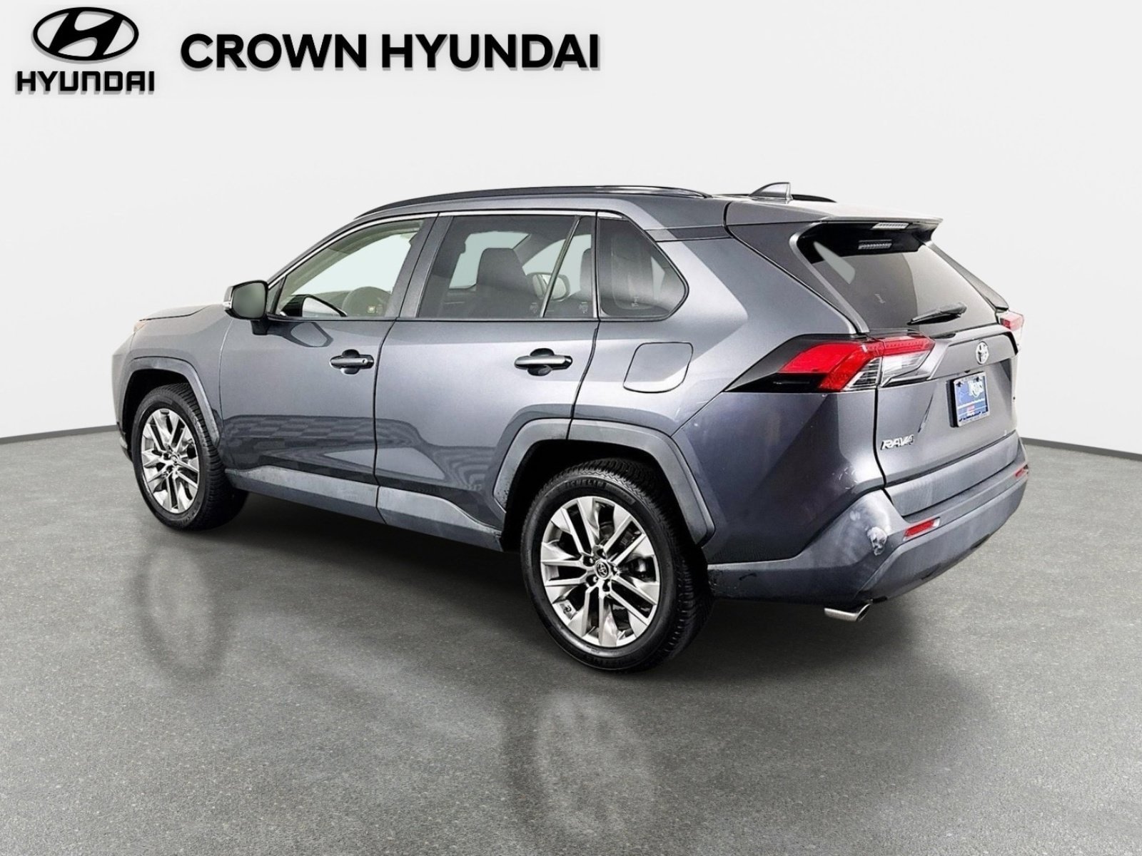 Used 2019 Toyota RAV4 XLE Premium FWD image 8