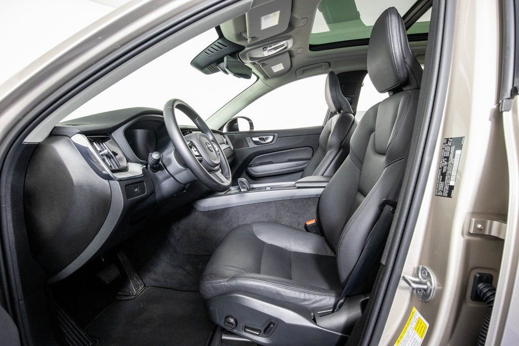 Used 2025 Volvo XC60 B5 Plus image 9