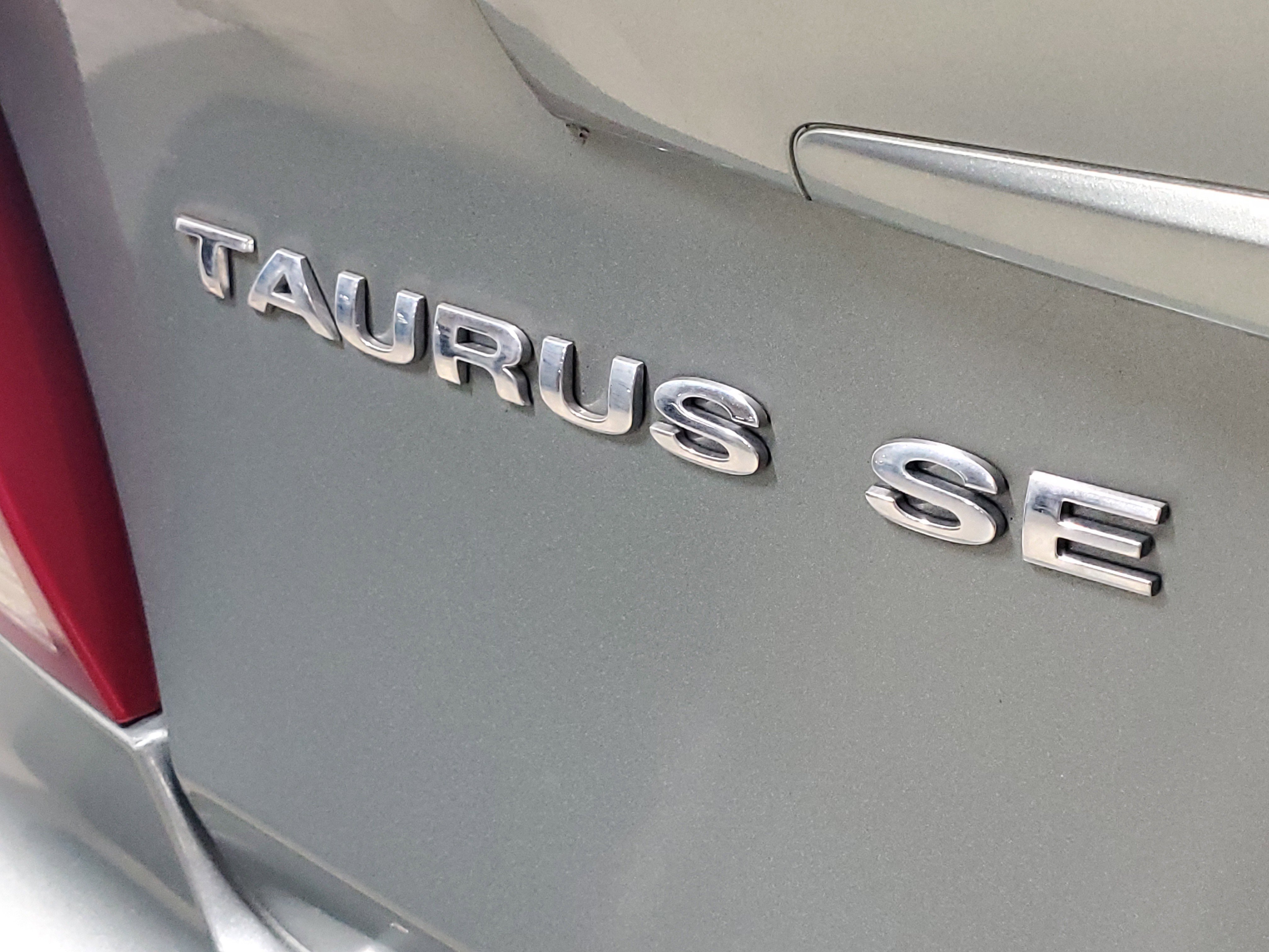 Used 2005 Ford Taurus SE FWD image 8