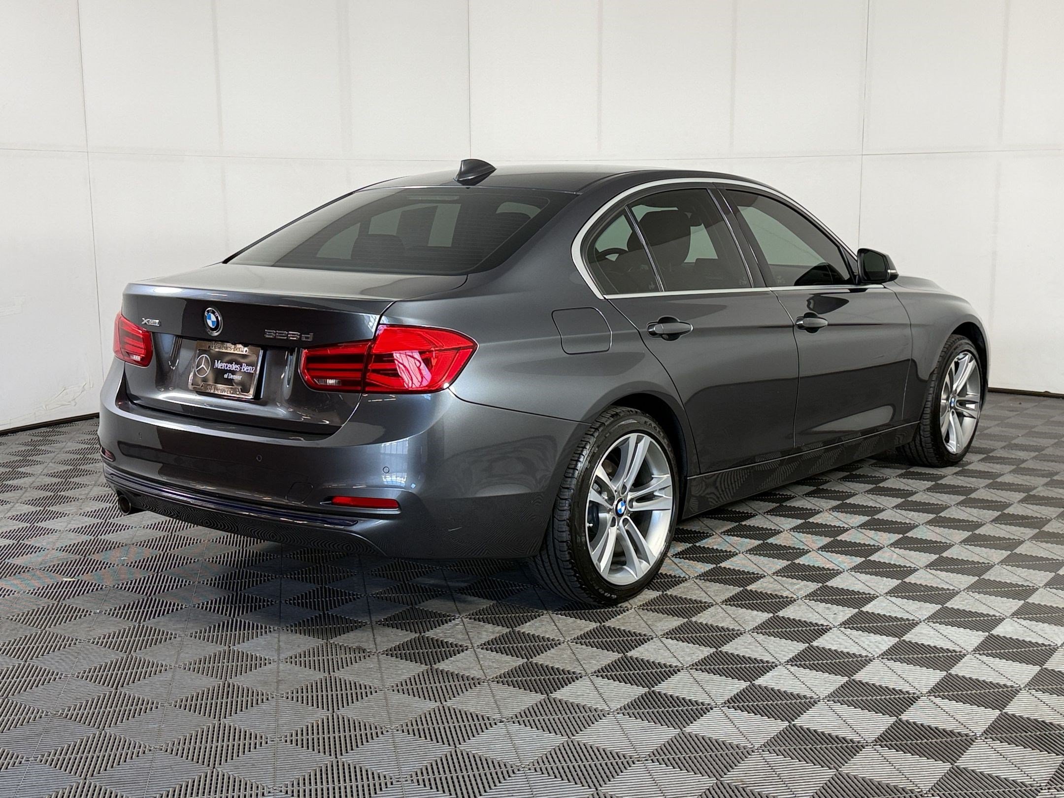 Used 2017 BMW 328d xDrive Sedan AWD/4WD image 9