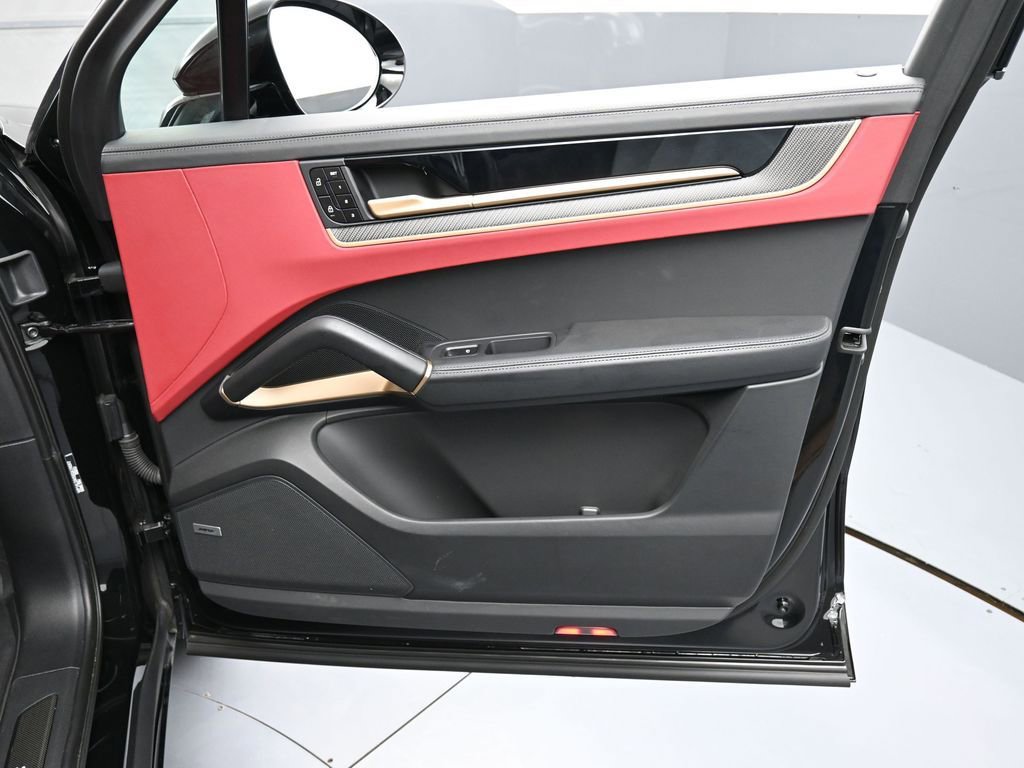 Certified 2025 Porsche Cayenne S AWD/4WD image 29