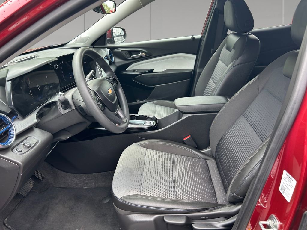 Used 2025 Chevrolet Trax LT FWD image 10