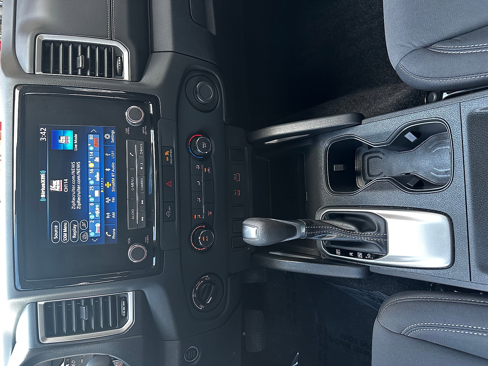 Used 2024 Nissan Frontier SV image 17