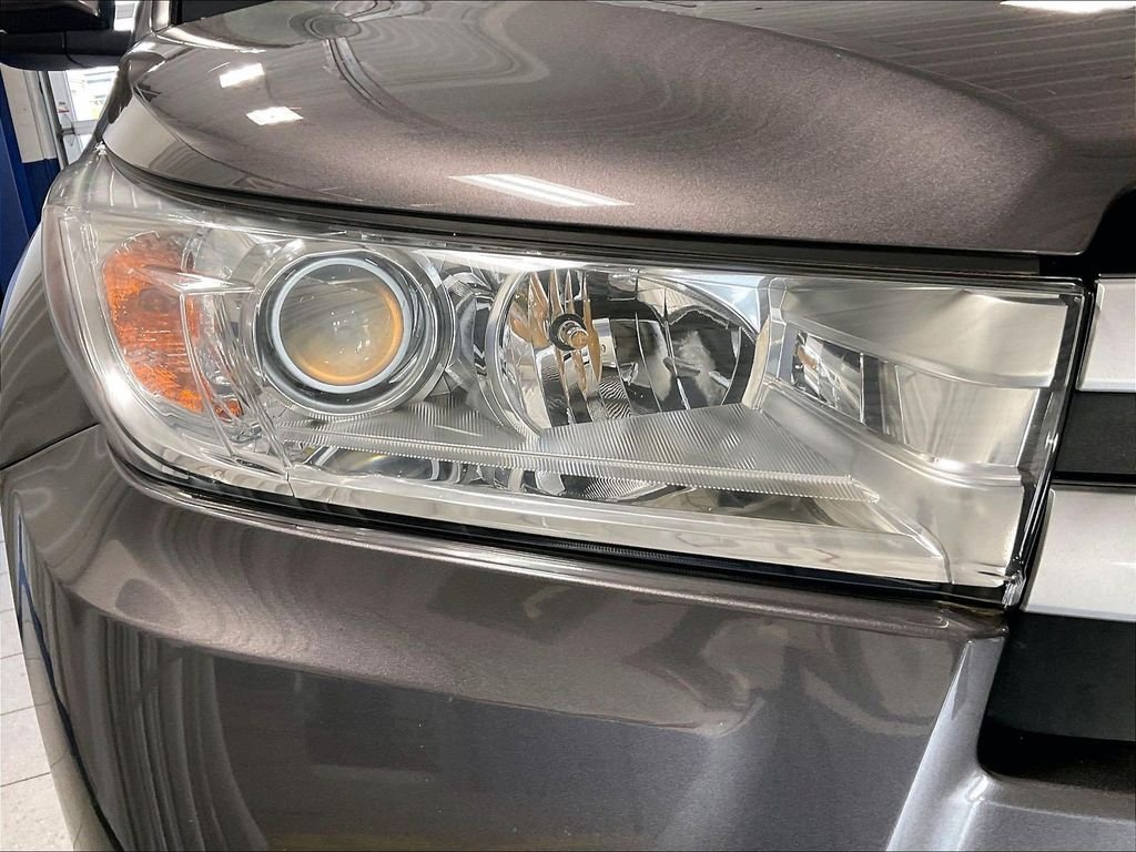 Used 2019 Toyota Highlander LE AWD/4WD image 33