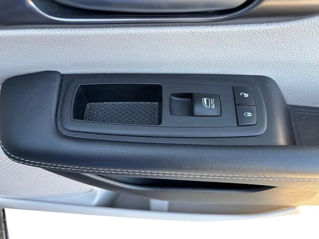 Used 2024 Chrysler Pacifica Touring-L image 27