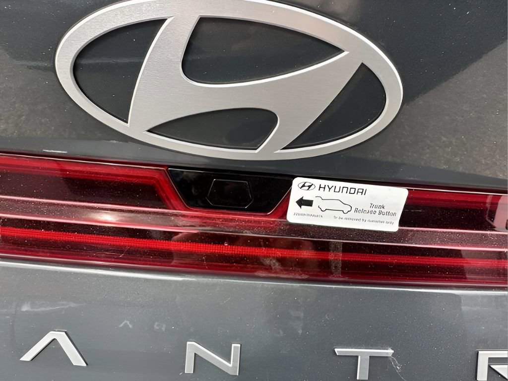 Used 2025 Hyundai Elantra SEL image 28