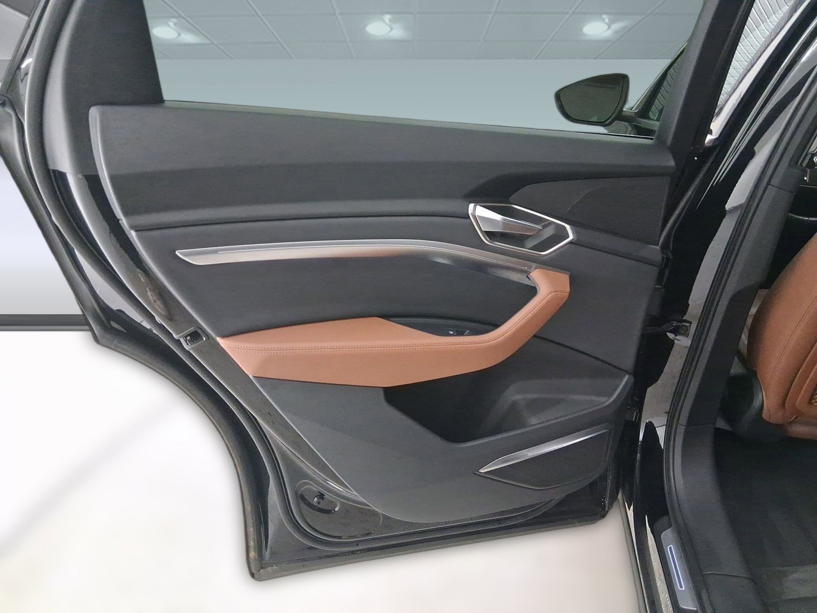 Used 2022 Audi e-tron Premium Plus w/ Premium Plus Package image 28