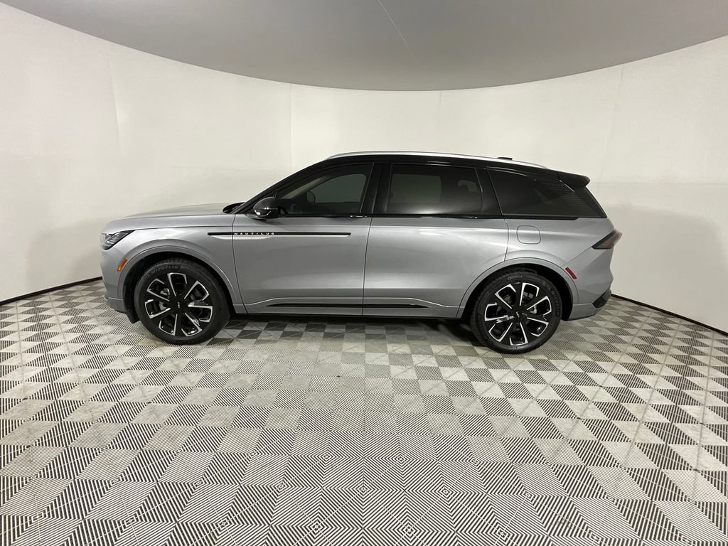Used 2025 Lincoln Nautilus Reserve AWD/4WD image 2