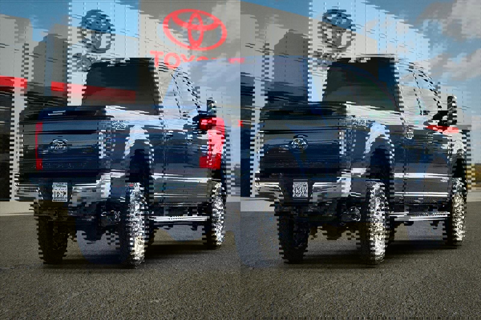 Used 2019 Ford F250 XLT w/ XLT Premium Package image 3