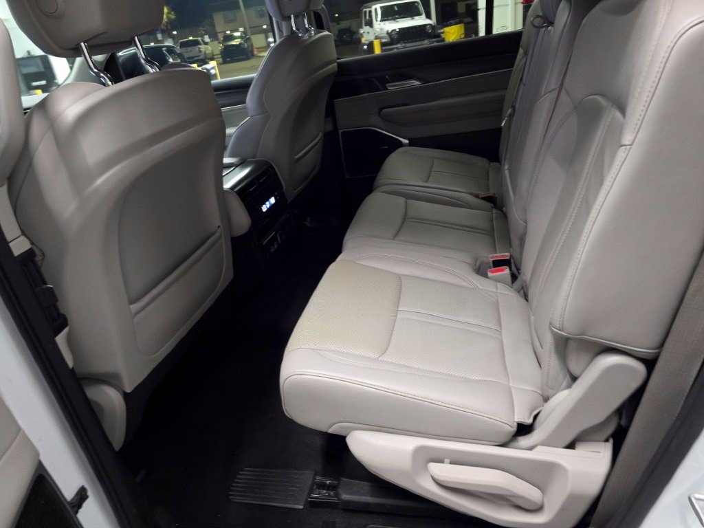 Used 2024 Jeep Wagoneer L Series II w/ Flexible Seating Group AWD/4WD image 33