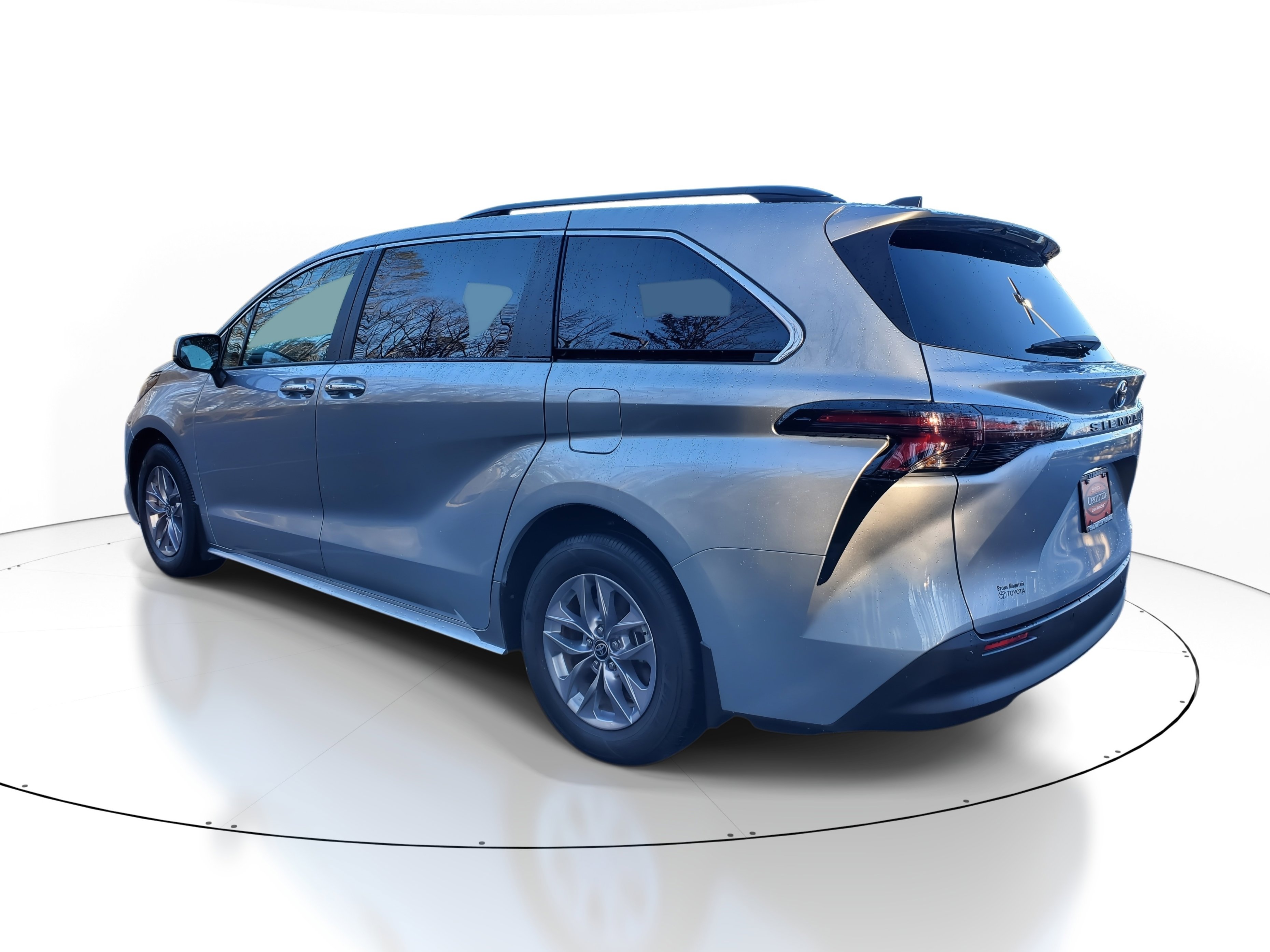 Used 2024 Toyota Sienna XLE image 4