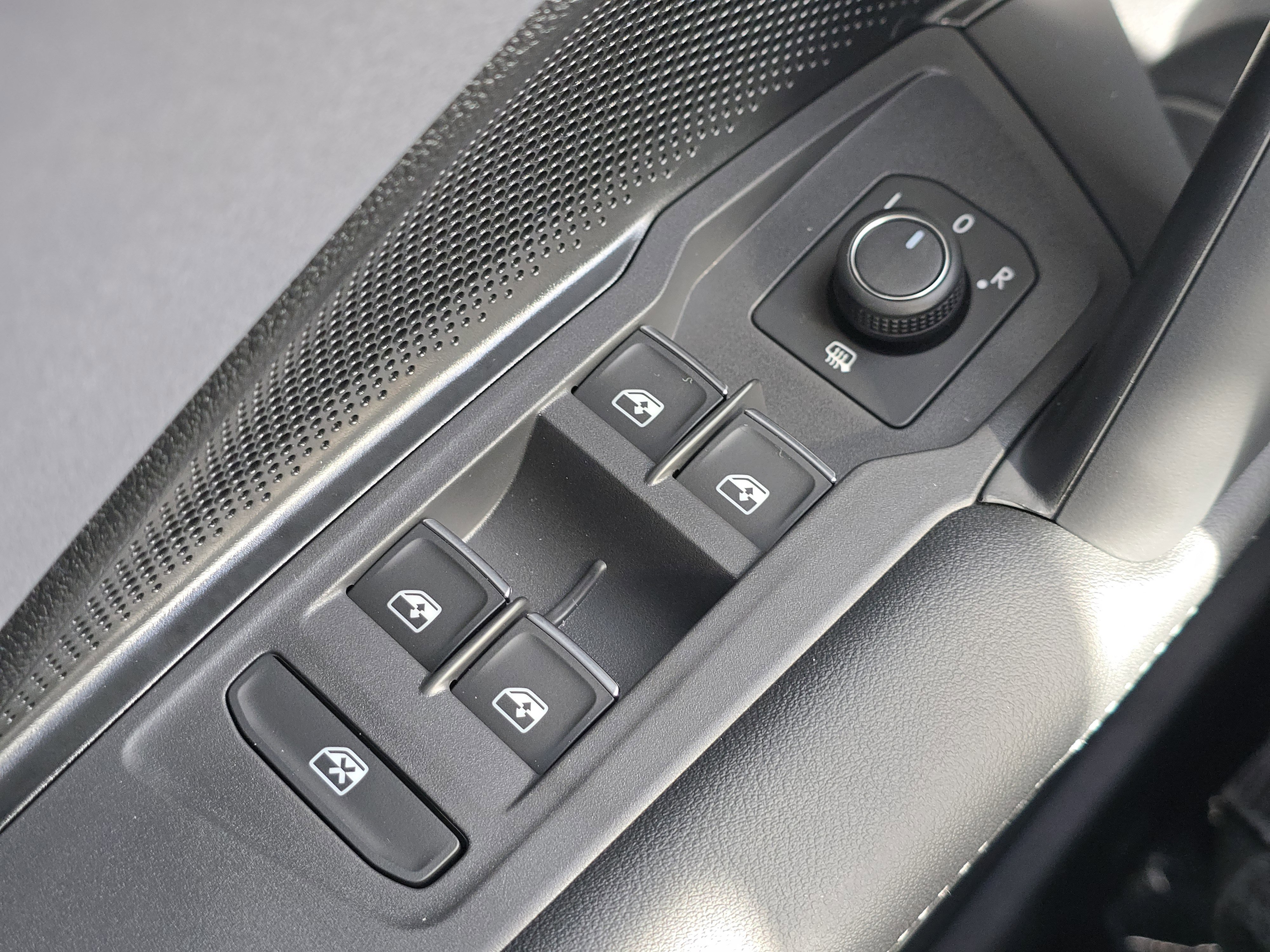 New 2025 Volkswagen Tiguan SE image 27