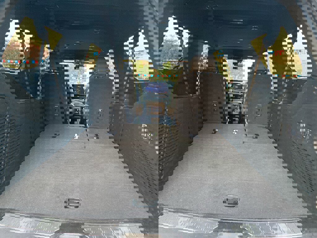 Used 2025 Chevrolet Suburban Premier image 17