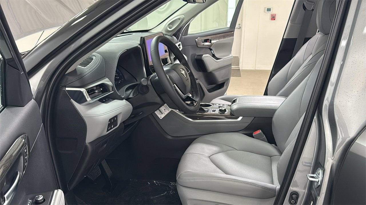 New 2026 Toyota Highlander Limited image 12
