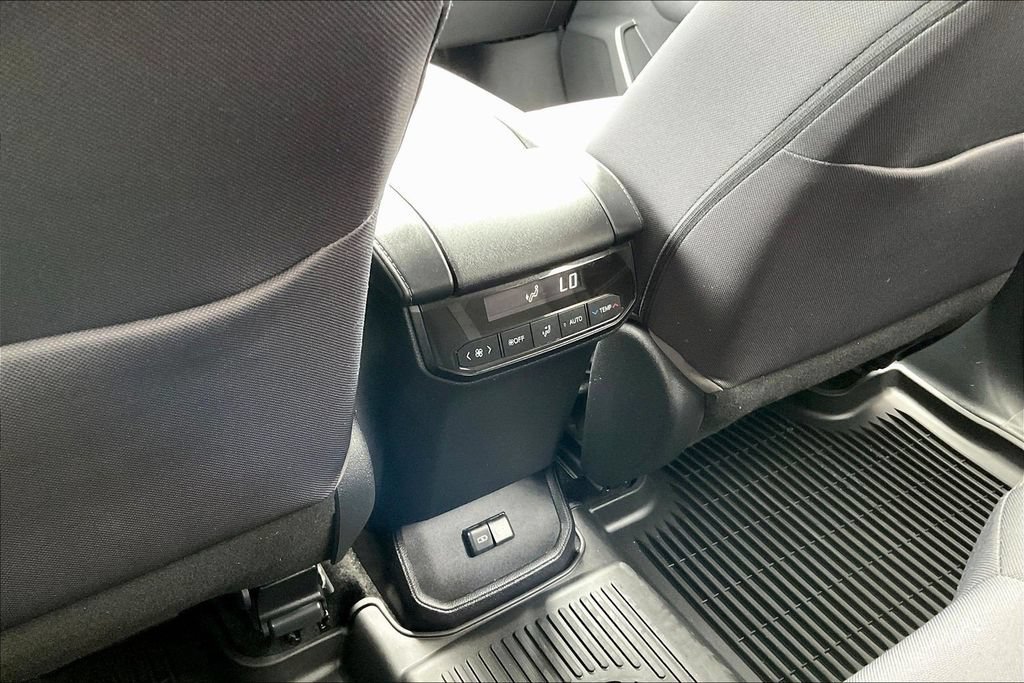 Used 2023 Toyota Highlander L FWD image 12