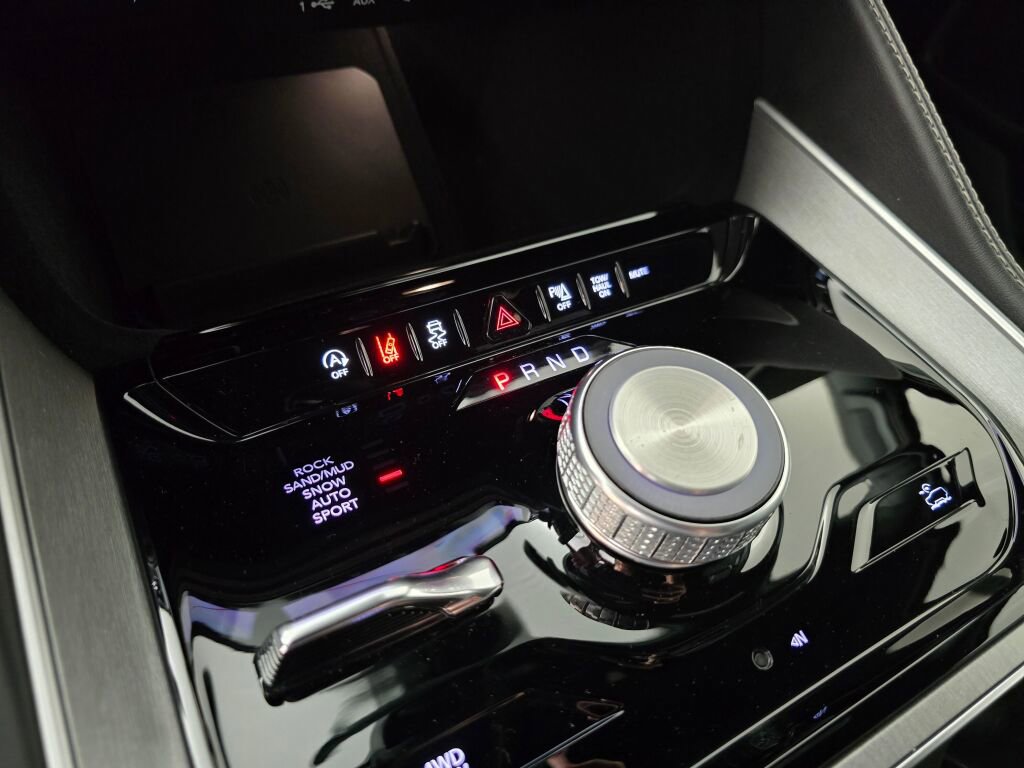 New 2025 Jeep Wagoneer L Series II w/ HD Trailer Tow Package w/25F image 23