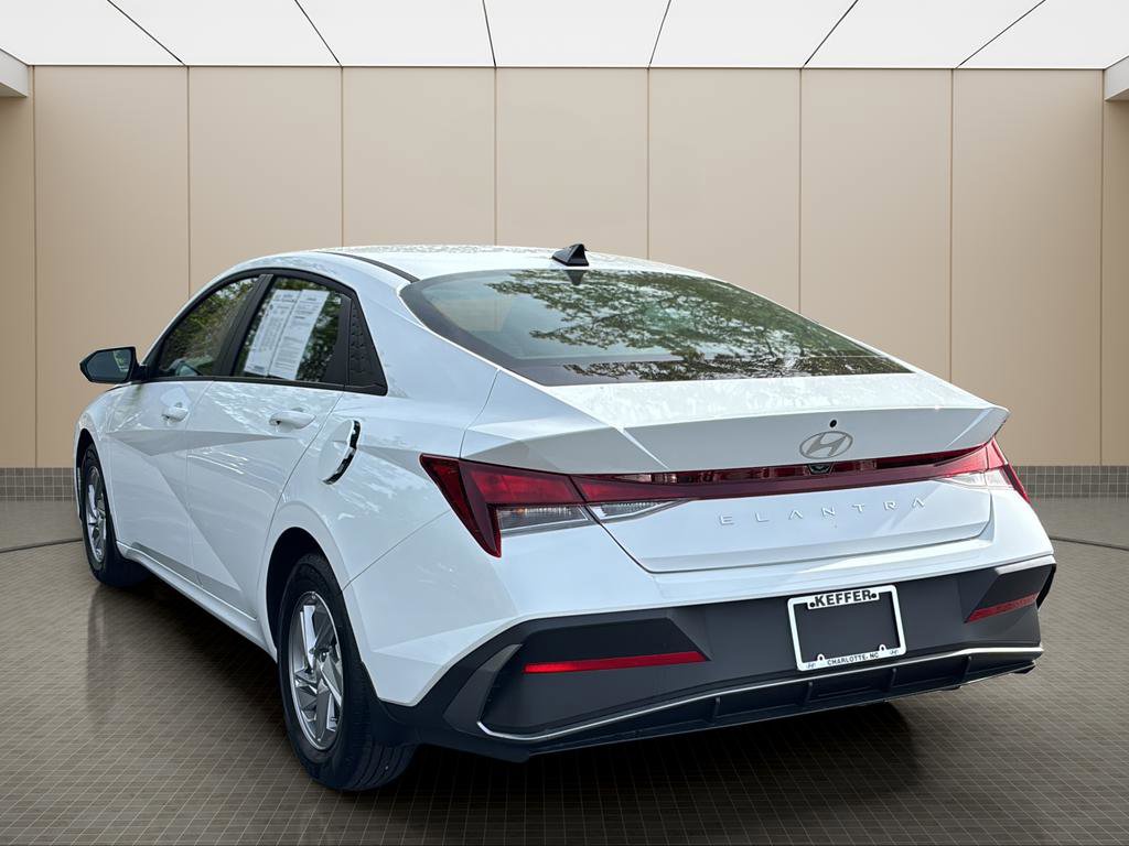 Certified 2025 Hyundai Elantra SE image 3