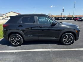 Used 2024 Chevrolet TrailBlazer LT w/ Driver Confidence Package FWD image 2