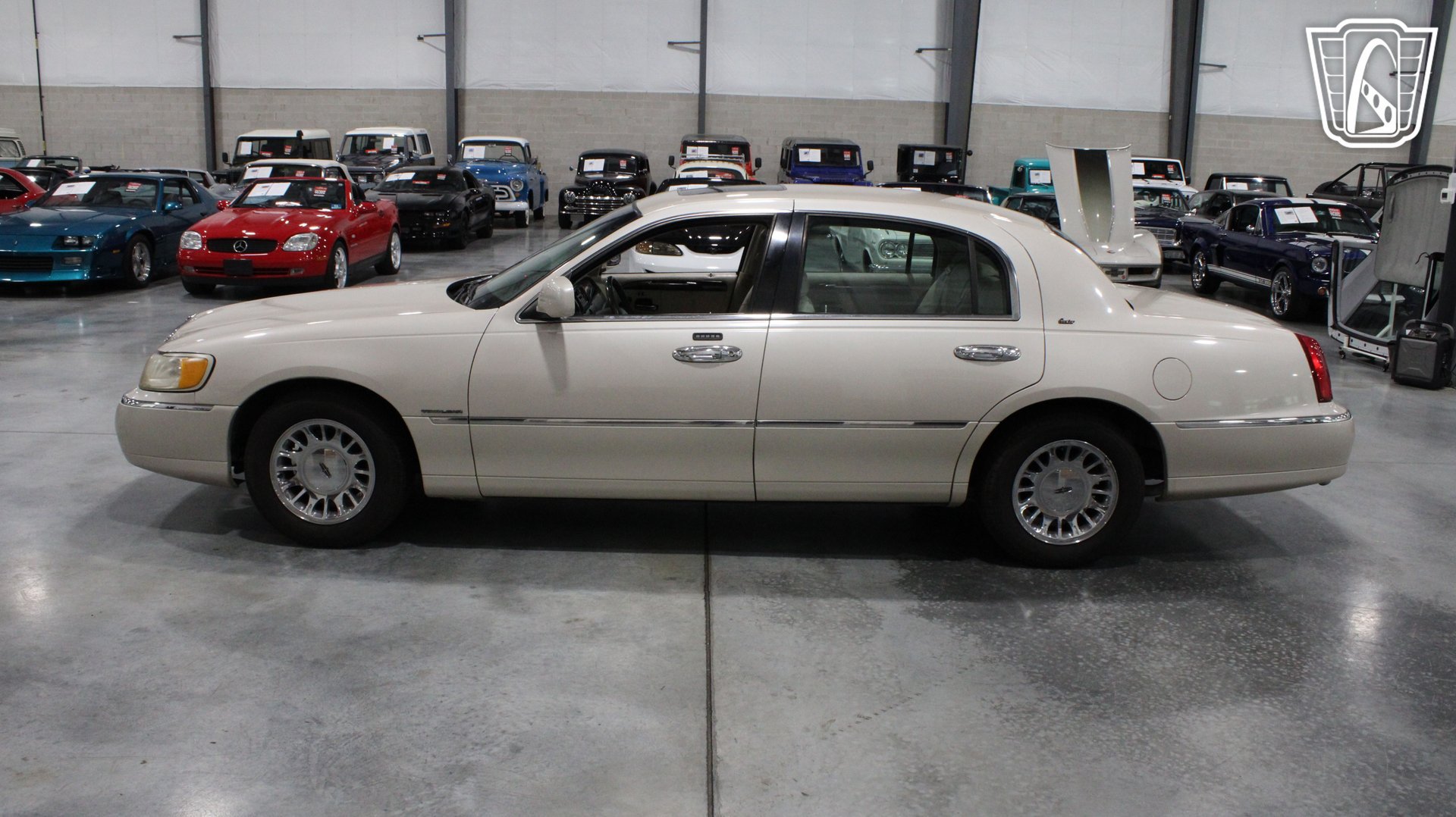 Used 1999 Lincoln Town Car Cartier RWD image 13