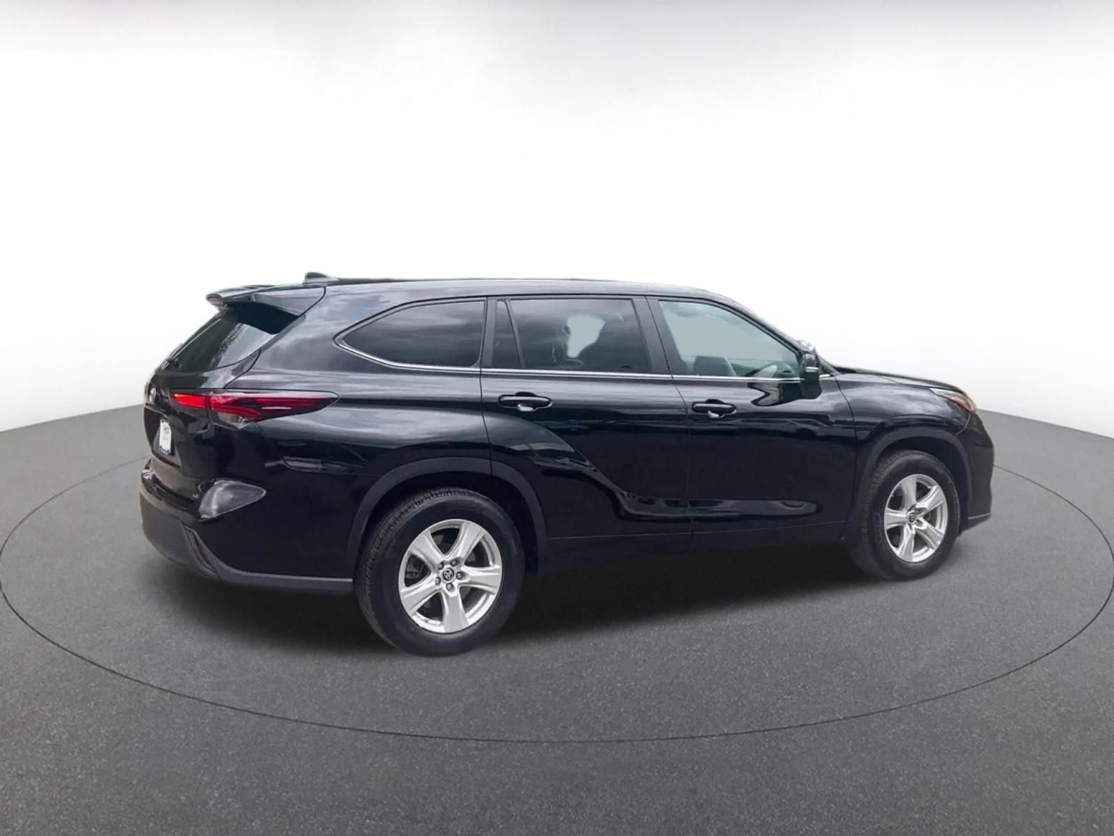 Used 2025 Toyota Highlander LE FWD image 14