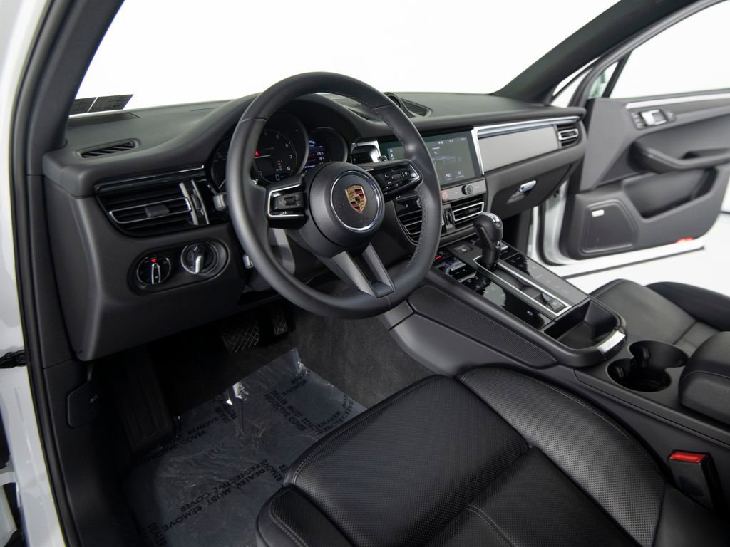 Certified 2025 Porsche Macan image 17