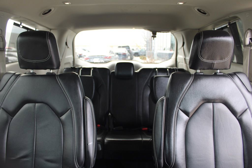 Used 2022 Chrysler Pacifica Touring-L image 28