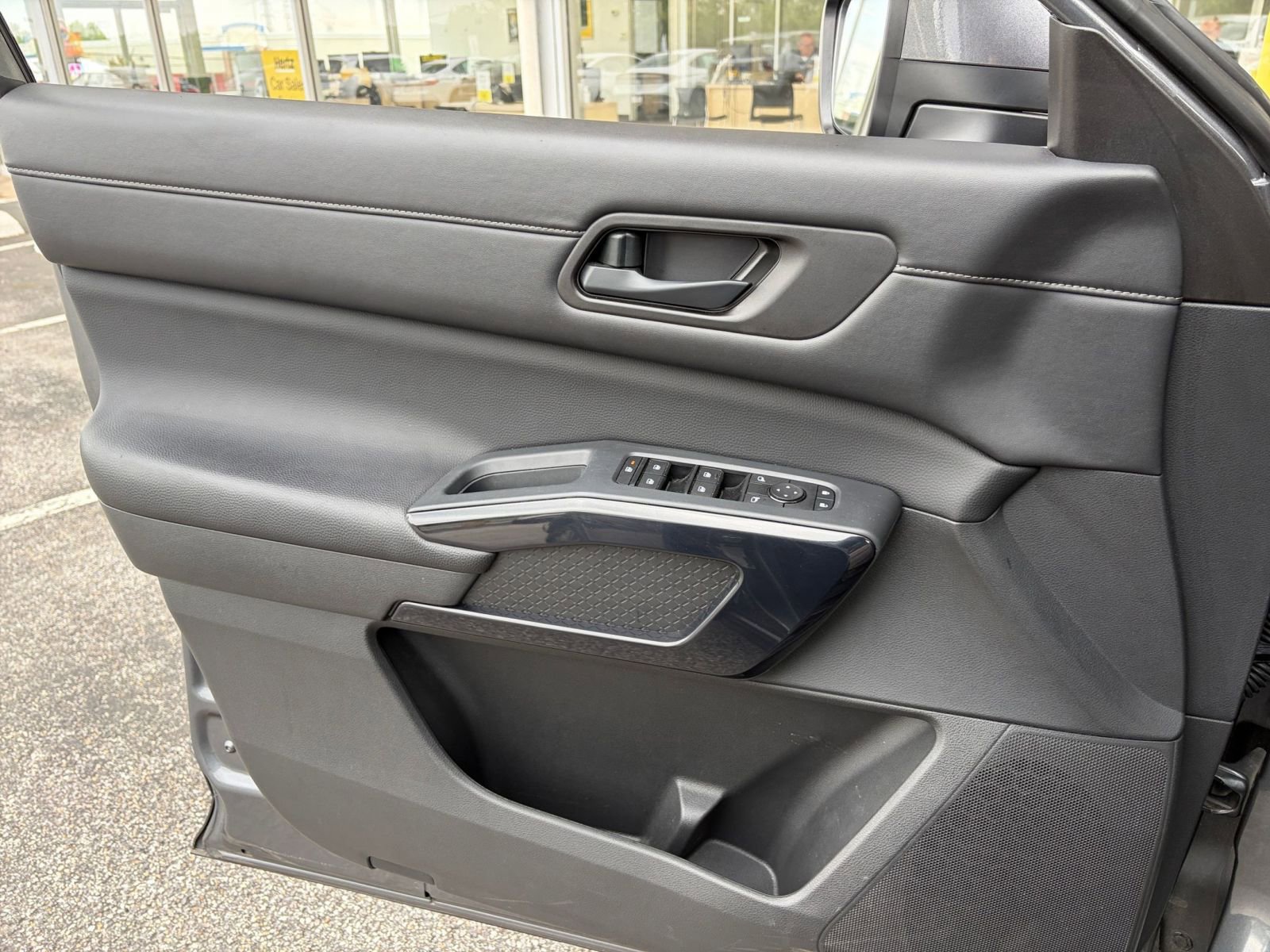 Used 2025 Nissan Pathfinder SV AWD/4WD image 18
