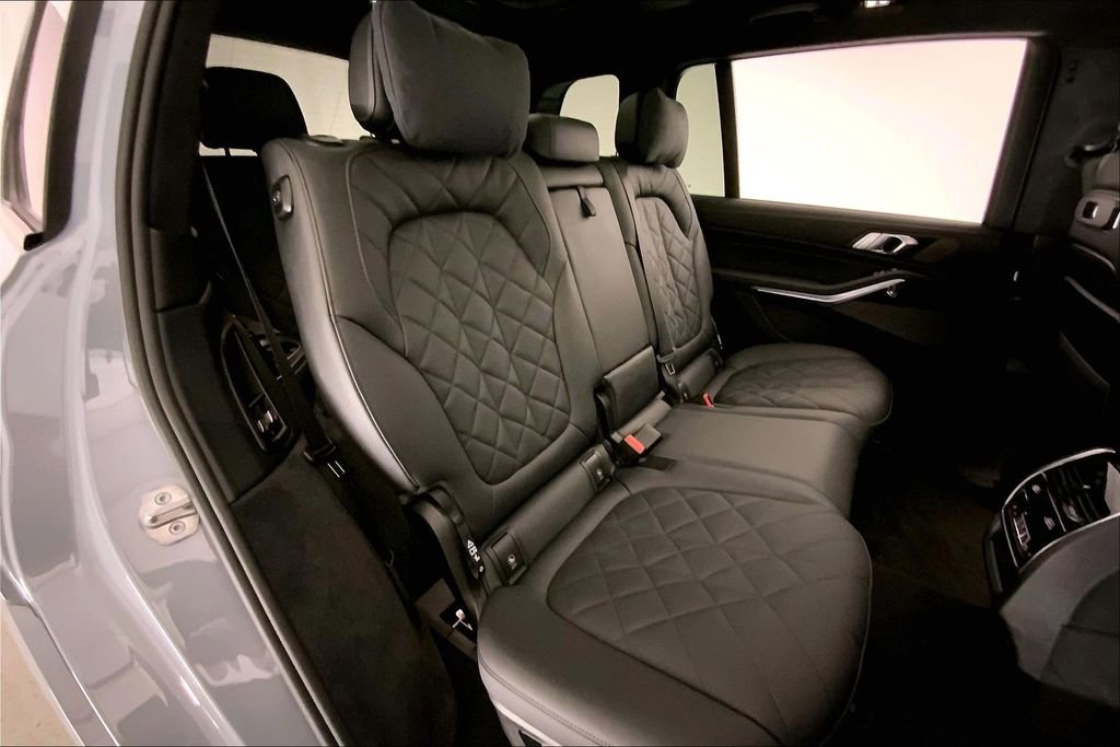 Certified 2025 BMW X7 xDrive40i w/ M Sport Package image 15