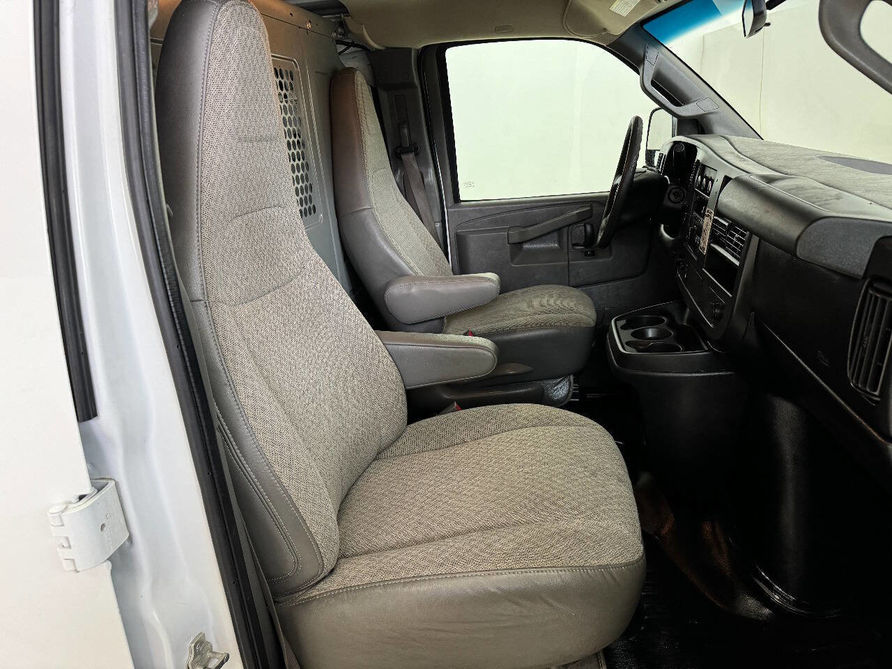 Used 2017 GMC Savana 2500 image 60