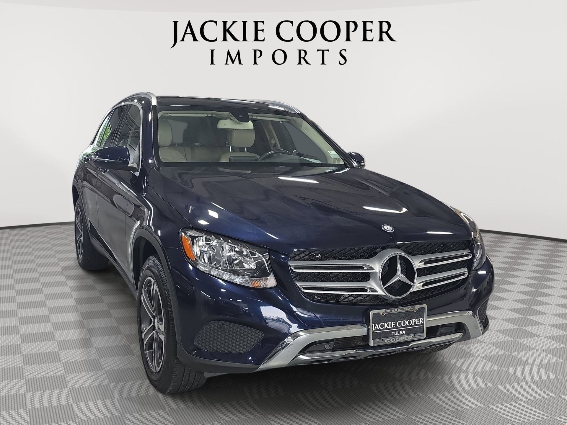 Used 2017 Mercedes-Benz GLC 300 4MATIC image 3